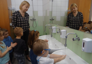 Przedszkolaki myją ręce